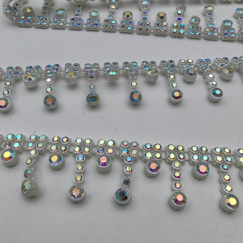 APLIKASI RENDA BERLIAN KRISTAL DASAR PLASTIK MOTIF RUMBAI PER METER KUALITAS BAGUS KILAU WARNA PUTIH AB PELANGI