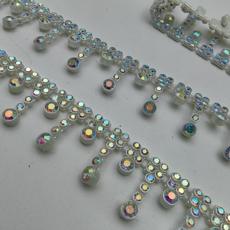 APLIKASI RENDA BERLIAN KRISTAL DASAR PLASTIK MOTIF RUMBAI PER METER KUALITAS BAGUS KILAU WARNA PUTIH AB PELANGI