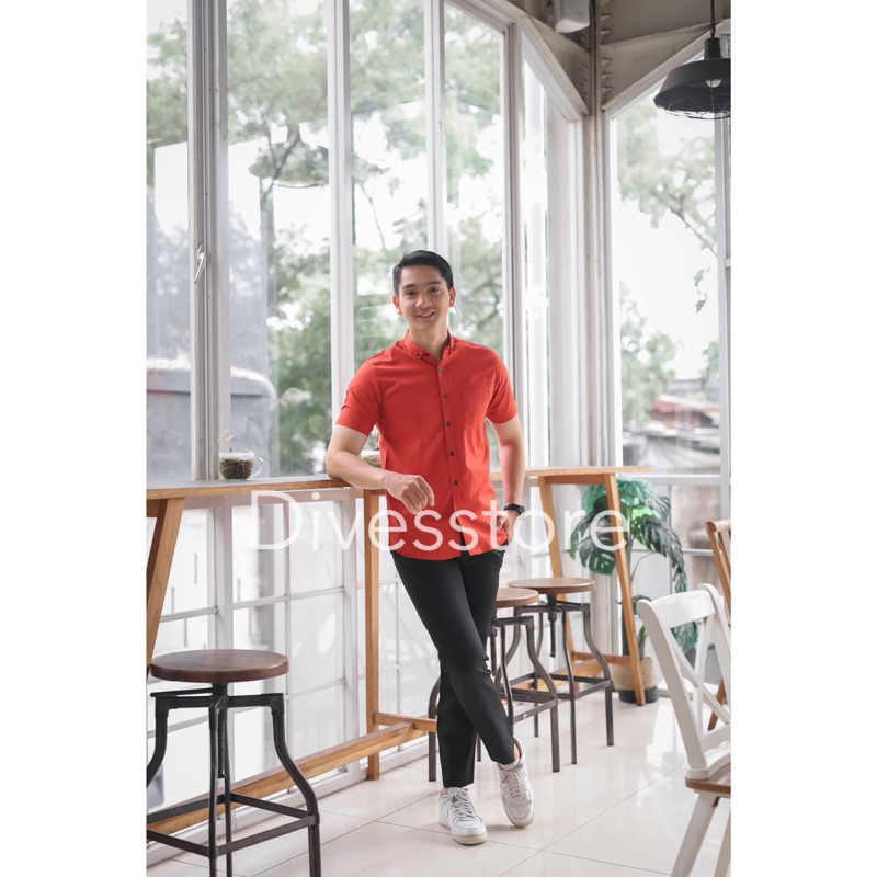 Kemeja pria cowok polos slimfit kasual basic HeM lengan Pendek merah bata