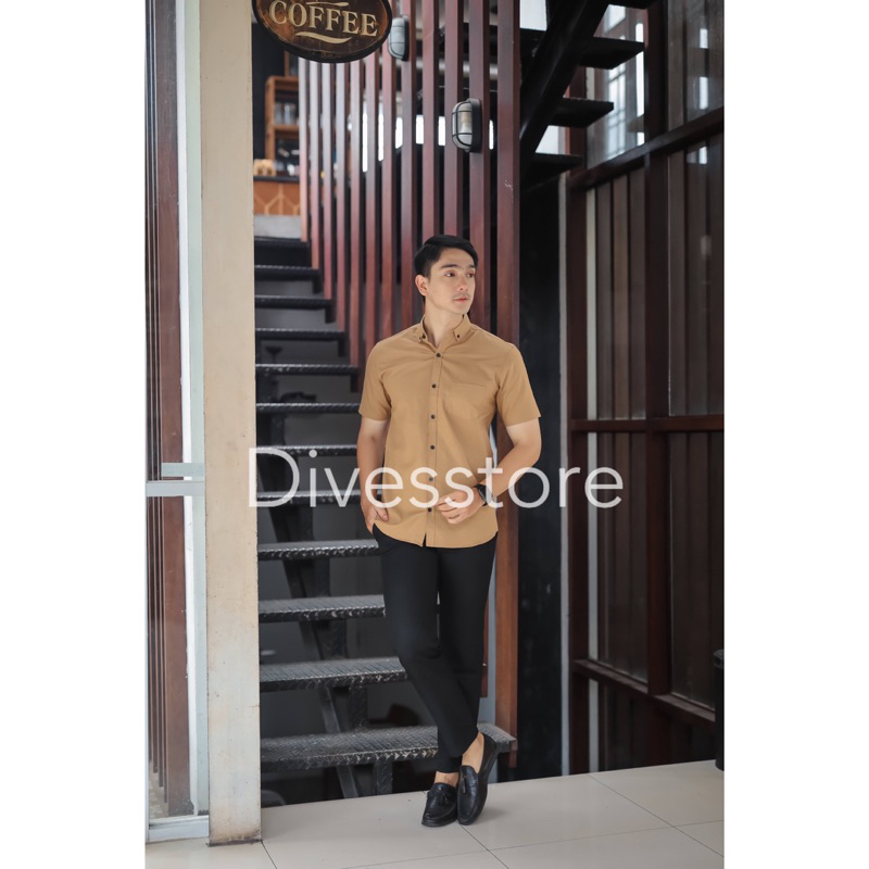 Kemeja pria cowok polos slimfit kasual basic HeM lengan pendek coklat