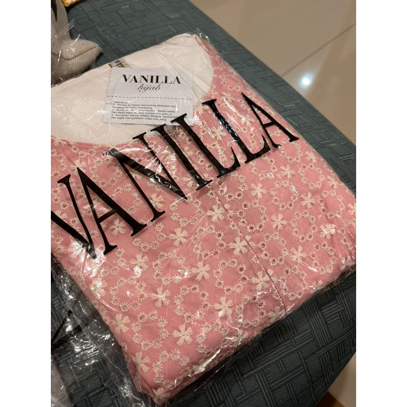 Preloved Vanilla Hijab Yura Blouse PINK