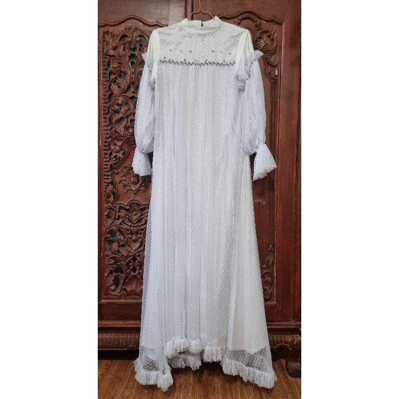 dress mewah brand @eracloth.id cocok untuk foto maternity, lamaran, etc