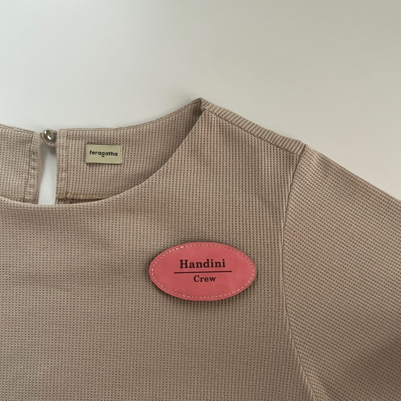 

Feragatha Custom Leather Name Tag Kulit Papan Nama Dada Peniti