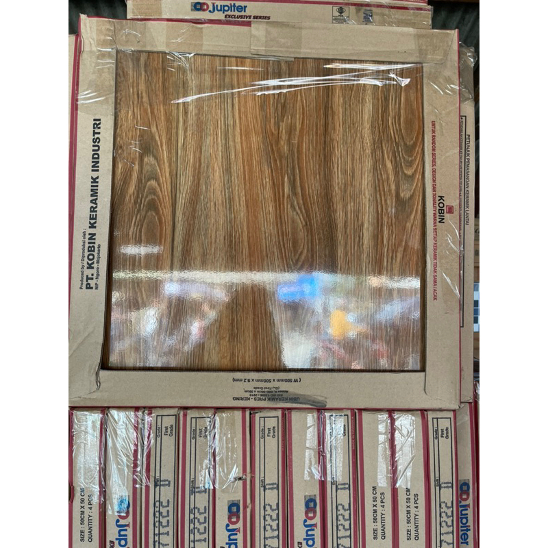 kramik motif kayu 50x50 glosy