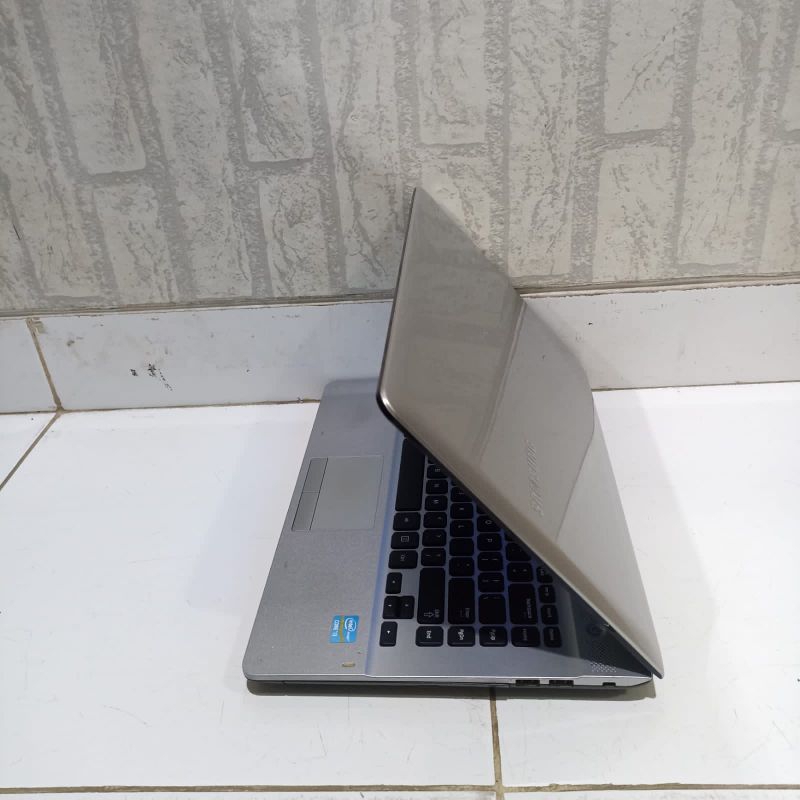 Laptop Samsung 300e Cor i3-3120M Ram 8Gb/SSD 256Gb Windows 10 full aplikasi Siap pakai