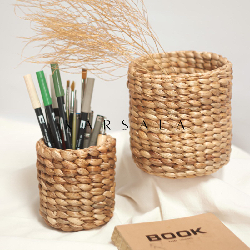 

KARSALA Stacy Mini Basket | Pencil Case | Wadah Pensil Anyaman Eceng Gondok | Tempat Penyimpanan Serbaguna Enceng
