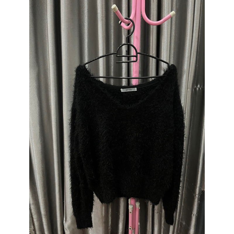 Fuzzy crop hitam lengan balon oversize brand