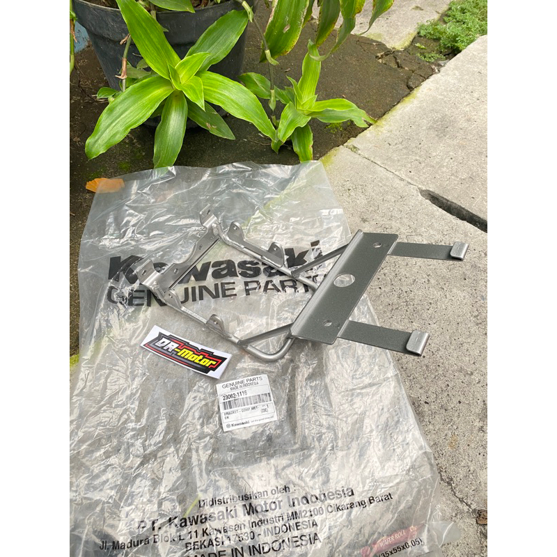 Breket lampu depan Ninja R Ninja SS pangkon lampu depan original kawasaki part