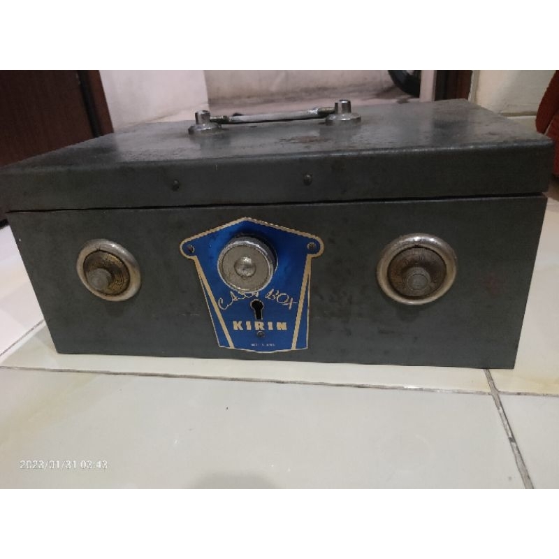 Barang antik kuno brangkas kuno kompeni