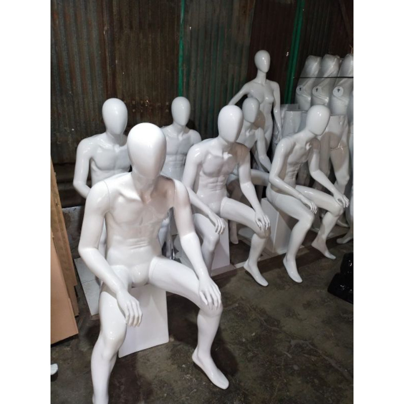 patung manekin duduk full body pria alien glosy
