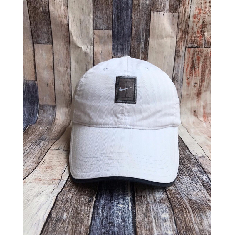 Topi nike court