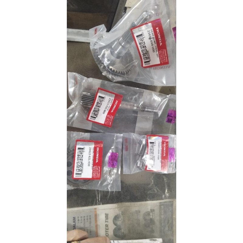 gir rasio gigi rasio kumplit assy + as puly + as roda belakang + gear idel HONDA BEAT ESP 2015-2019,