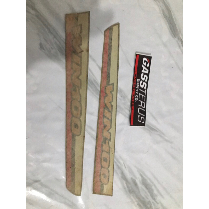 

stiker striping body belakang honda win 100 warna merah