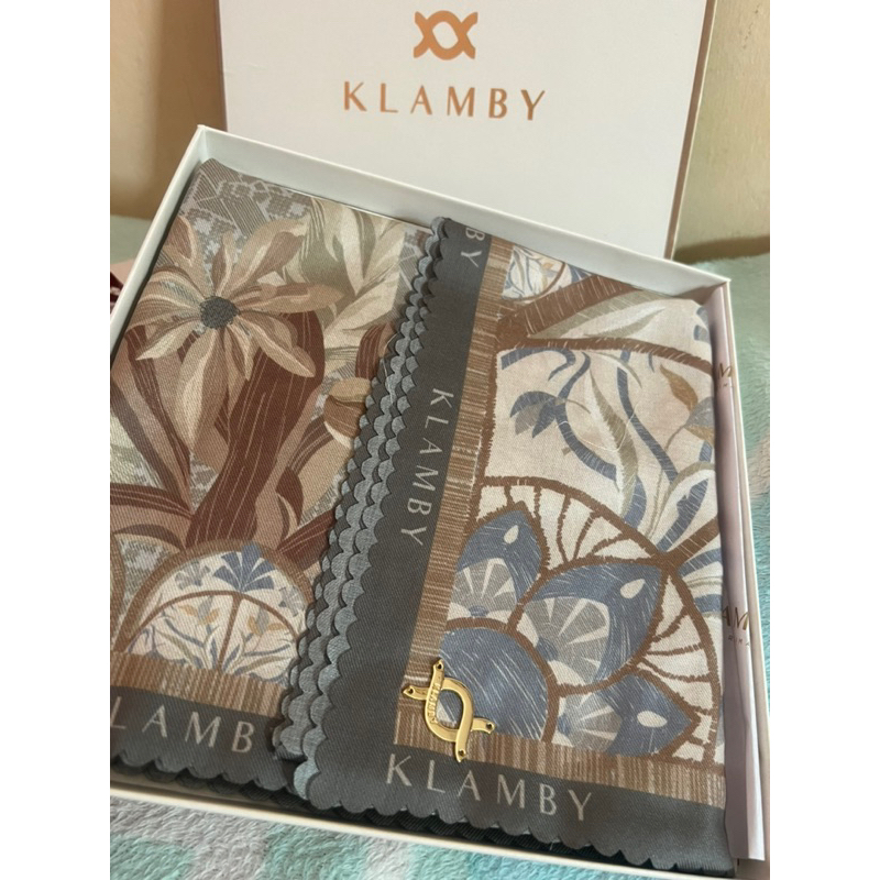 Asha Scarf Wearing klamby