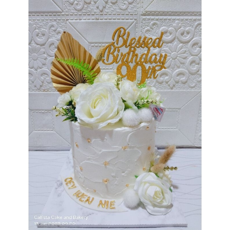 

Classy White Birthday Cake/ Cake Ultah Cantik