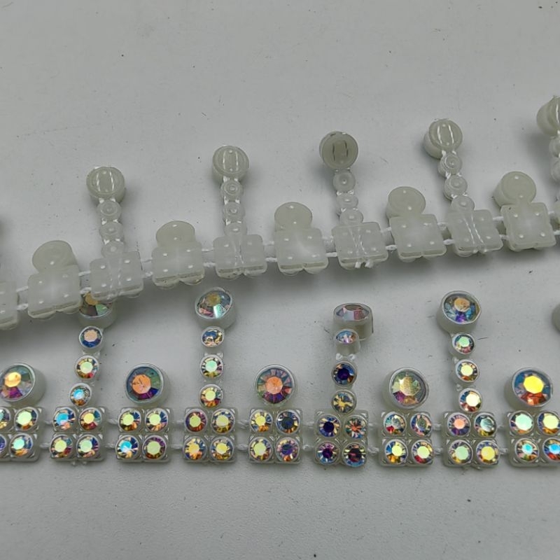 APLIKASI RENDA BERLIAN KRISTAL DASAR PLASTIK MOTIF RUMBAI PER METER KUALITAS BAGUS KILAU WARNA PUTIH AB PELANGI