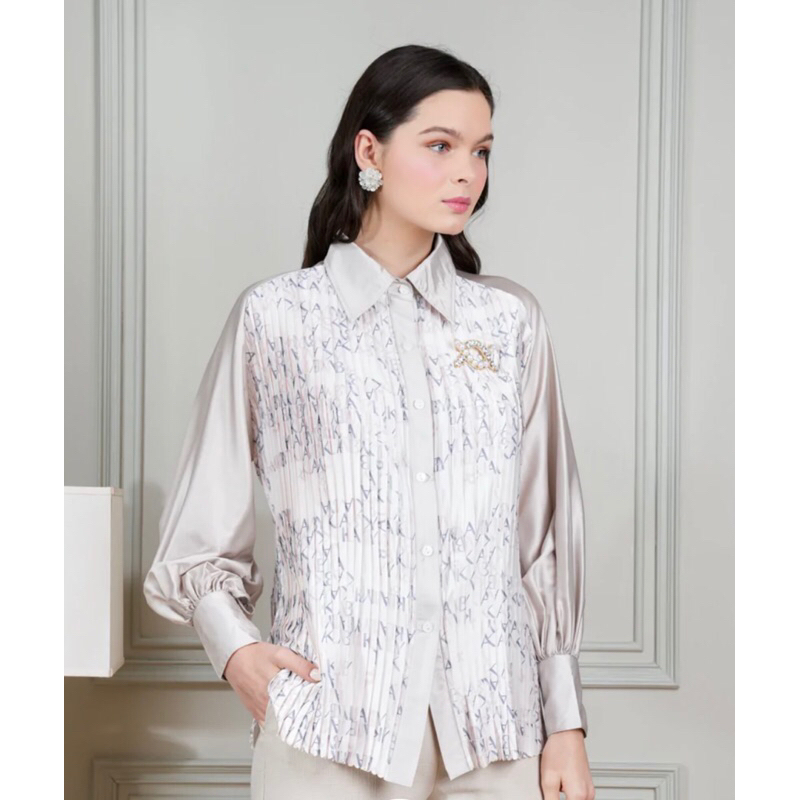 Lexica Shirt Almond - Wearing Klamby