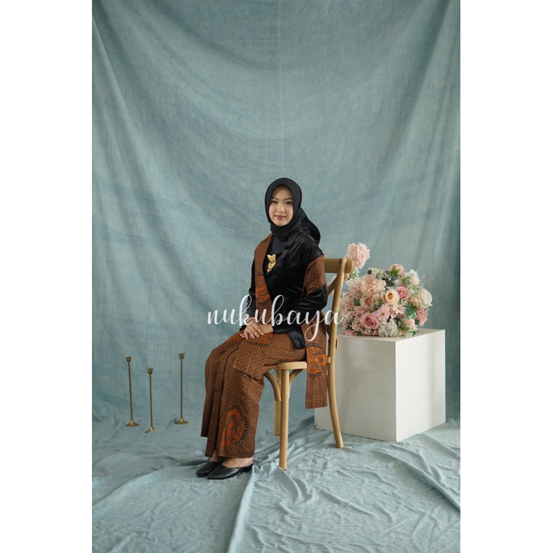 [1 Set] Kebaya Kutubaru+Jarik Instan+Selendang Jarik - Nuansa Hitam