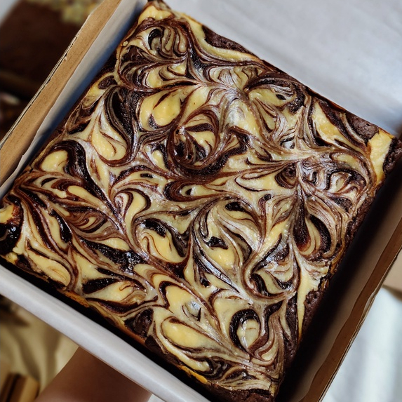 

Premium Baked Cheesecake Swirl Fudgy Brownies (18x18)