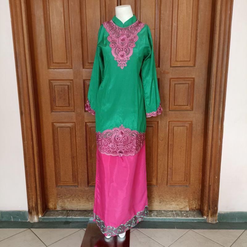 Setelan Baju Kurung Melayu