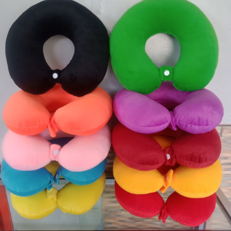 Bantal leher travel bahan velboa pakai kancing