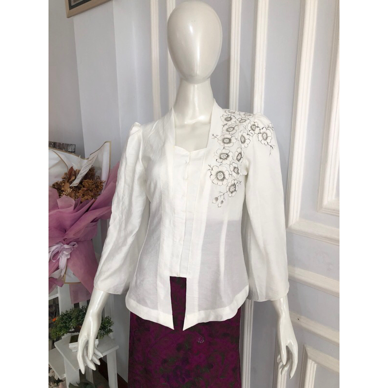 kebaya lukisan bunga sakura