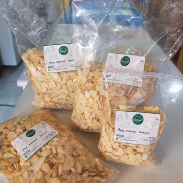 

Blue Diamond Almond slice 1 Kg Free Bubble Wrap dan Dus Tebal