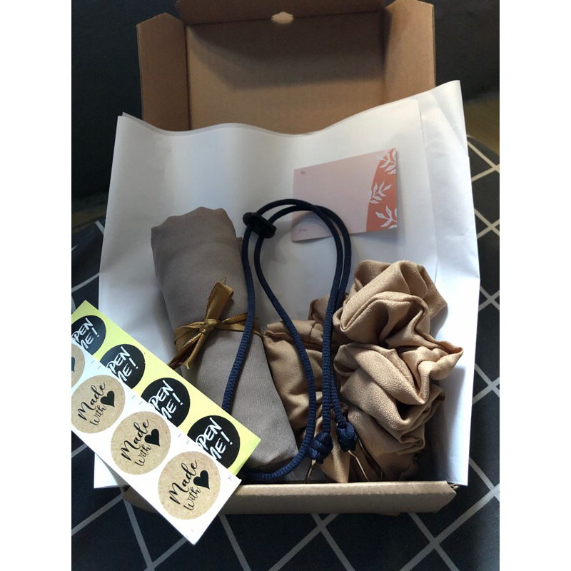 

Hampers Hijab l hampers hadiah l hampers wisuda l hampers unik