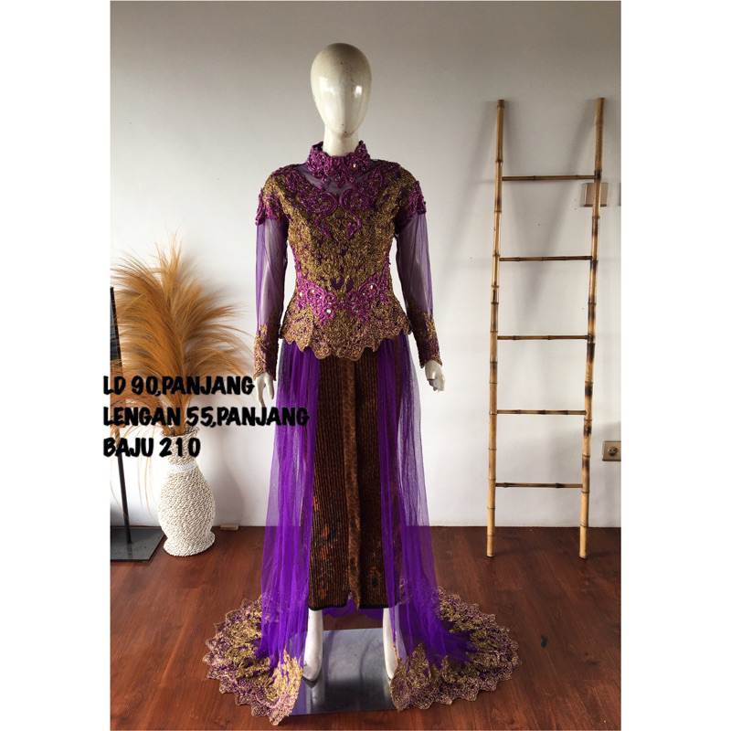 kebaya ungu tua