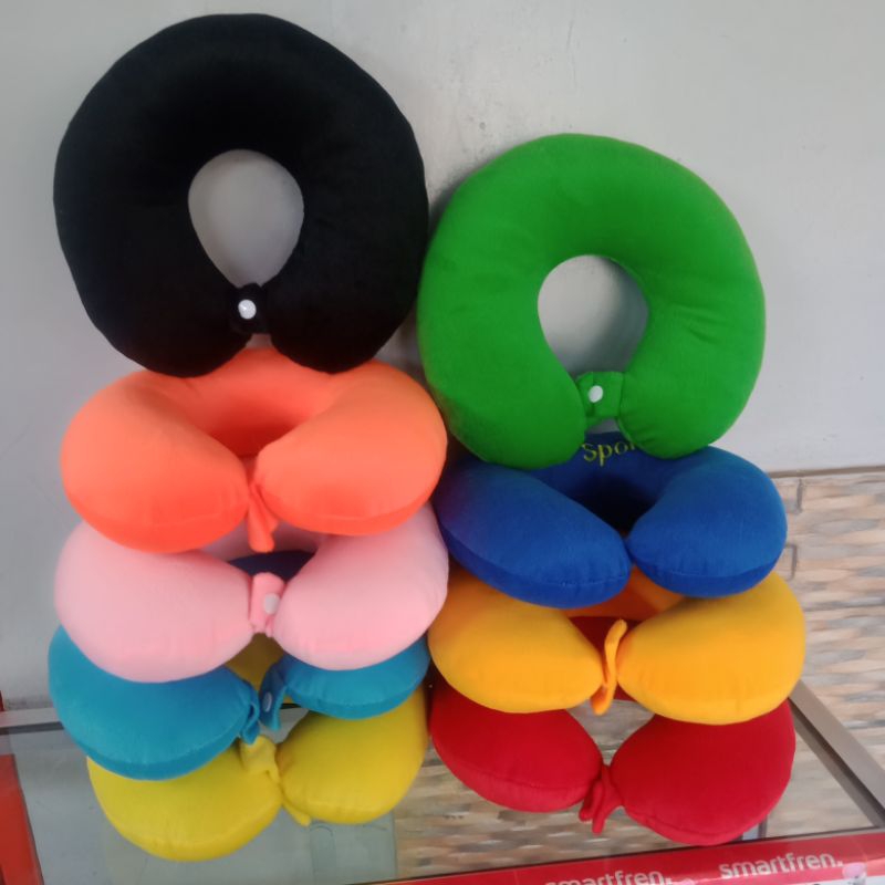 Bantal leher travel bahan velboa pakai kancing