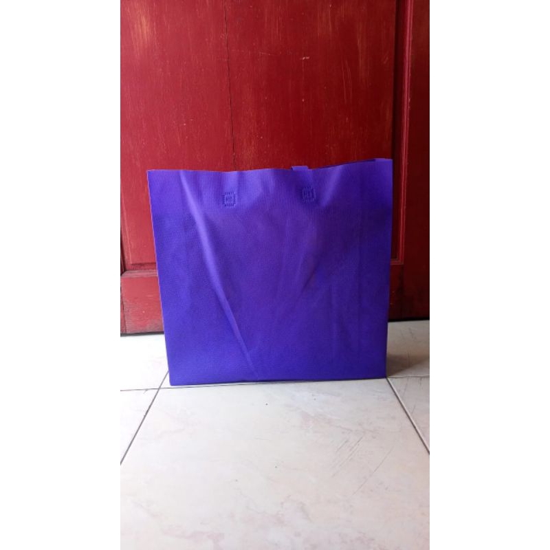 

Goodiebag spunbon 38 x 45 lipat samping Tebal 75 gsm