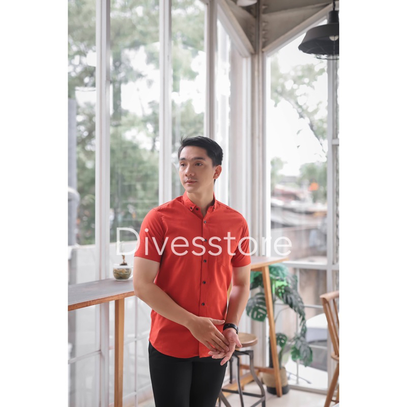 Kemeja pria cowok polos slimfit kasual basic HeM lengan Pendek merah bata