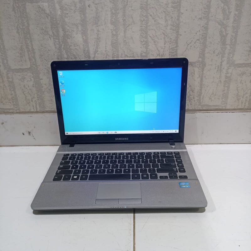 Laptop Samsung 300e Cor i3-3120M Ram 8Gb/SSD 256Gb Windows 10 full aplikasi Siap pakai