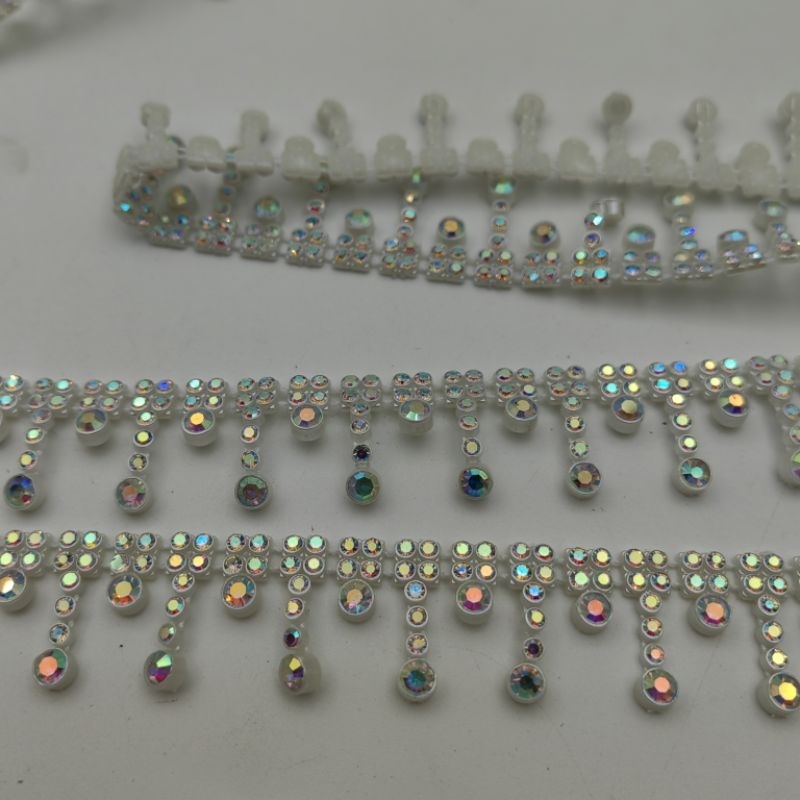 APLIKASI RENDA BERLIAN KRISTAL DASAR PLASTIK MOTIF RUMBAI PER METER KUALITAS BAGUS KILAU WARNA PUTIH AB PELANGI