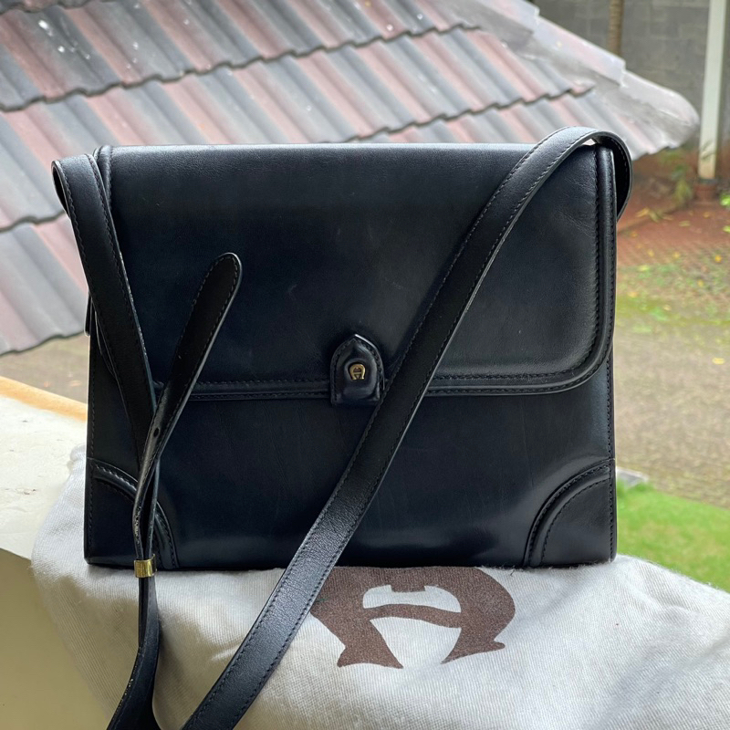 Preloved authentic Etienne Aigner vintage leather sling bag