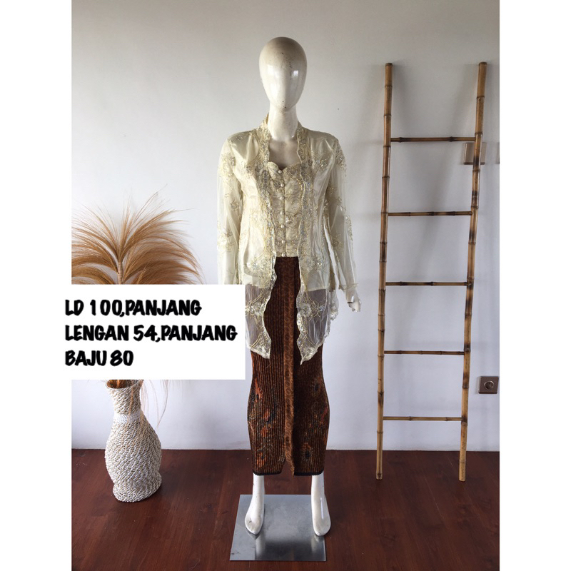 kebaya kutubaru putih tulang