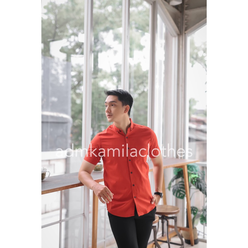 Kemeja pria cowok polos slimfit kasual basic HeM lengan pendek merah bata