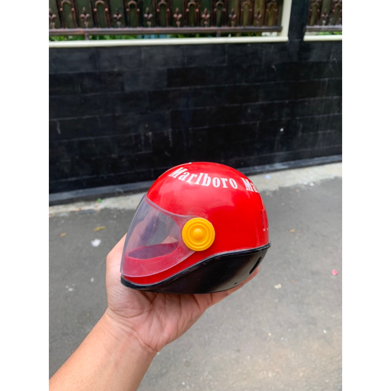 Pajangan Helm Marlboro Jadul