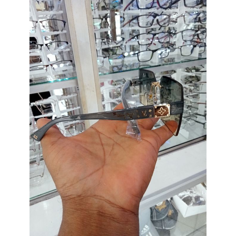 kacamata gaya wanita model kekinian