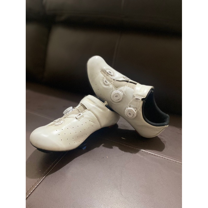 PRELOVED/SEKEN/SECOND Sepatu Avelio Sepeda Roadbike Cleat Carbon White Size 43 Sepeda Balap