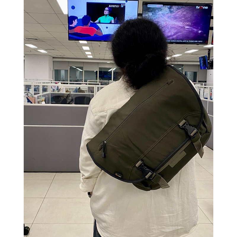 UNIQLO ARMY MESSENGER BAG