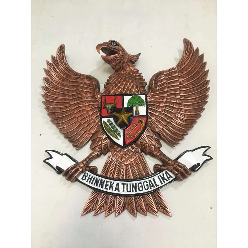 Lambang Garuda Pancasila Fiber Motif Ukir Klasik Warna Tembaga Ukuran 50x50cm.