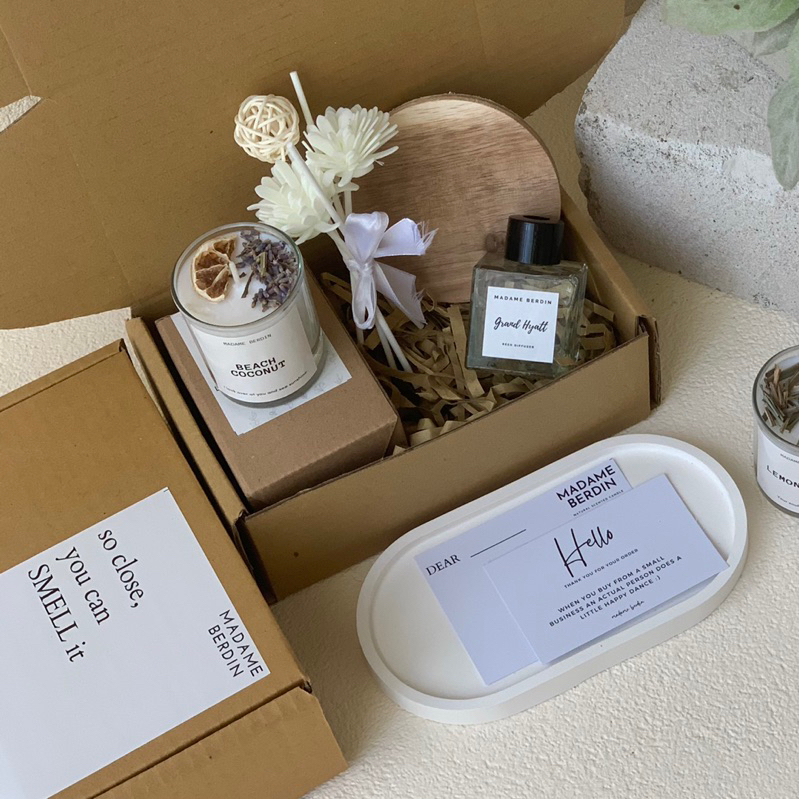 HAMPERS Scented Candle Reed Diffuser | Wedding Gift | Graduation gift | Birthday Gift | Kado Sahabat Kado Ibu Hampers Tunangan | Wedding Hampers | Kado pernikahan | Hampers Bridesmaid | Hampers Lilin Aromaterapi | Hampers Ulangtahun | Kado Wisuda Sempro