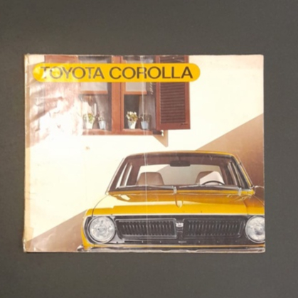 BROSUR MOBIL TOYOTA COROLLA KUNING