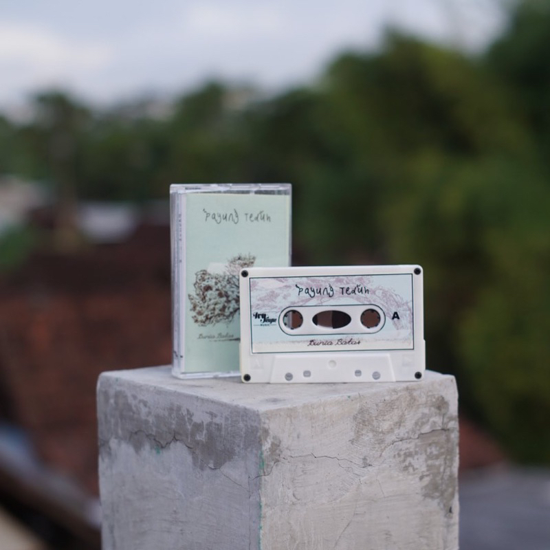 kaset pita payung teduh dunia batas