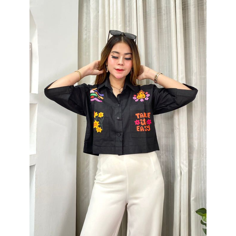 Kemeja wanita crop linen karakter xoxo vibes smile Daisy shirt