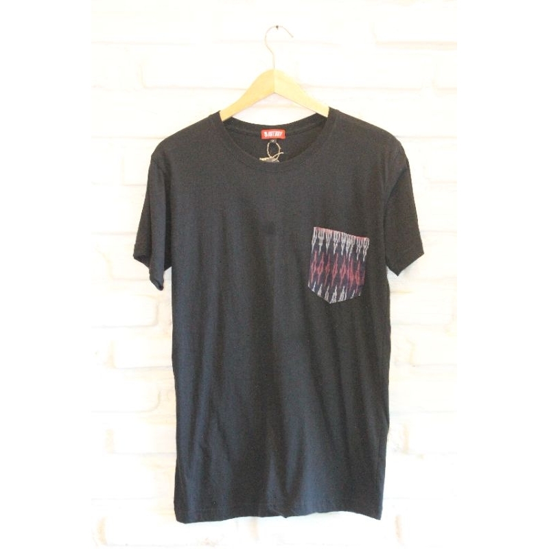 OUTBOY BALI KAOS LENGAN PENDEK HITAM KANTONG ENDEK