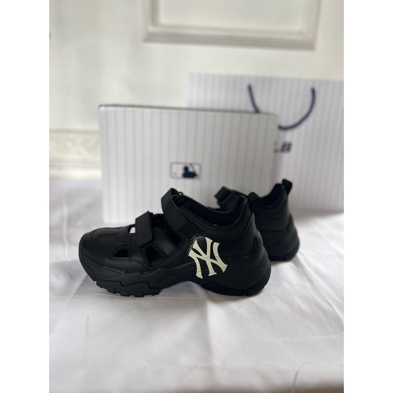 MLB shoes black