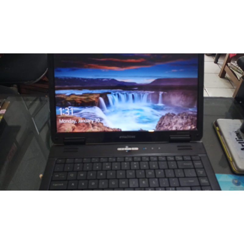 Acer Emachines D725 Hitam 14 inch RAM 2GB Laptop Second