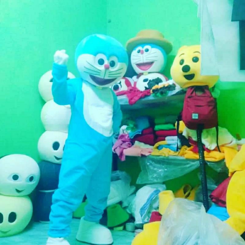 kostum badut doraemon
